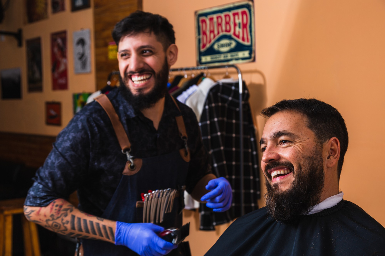 barbeiro a cortar o cabelo a um cliente